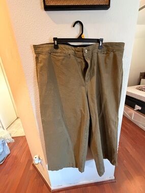 Woman’s Wide Leg Pants in Olive